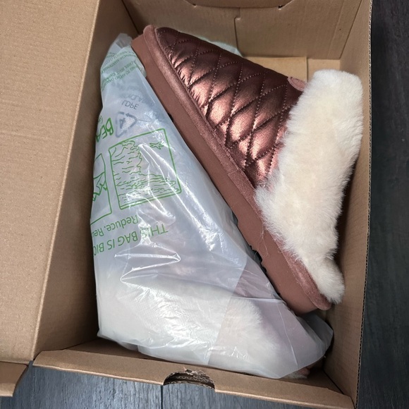 Cozy Brown and Cream Slippers by bear paws - Picture 5 of 5